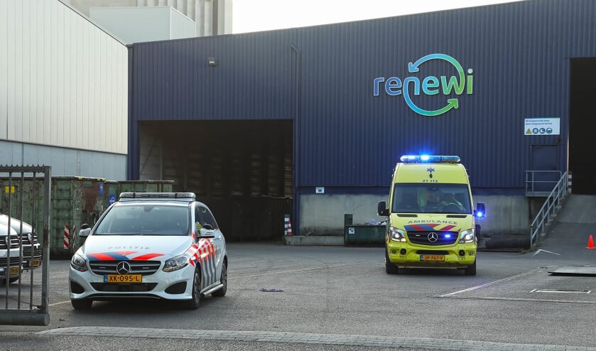 Gewonde bij ongeluk bedrijf aan de Maaskade. (Foto: Gabor Heeres / Foto Mallo)