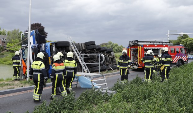 Bij een ongeval op de N324 in Grave is een chauffeur bekneld komen te zitten.