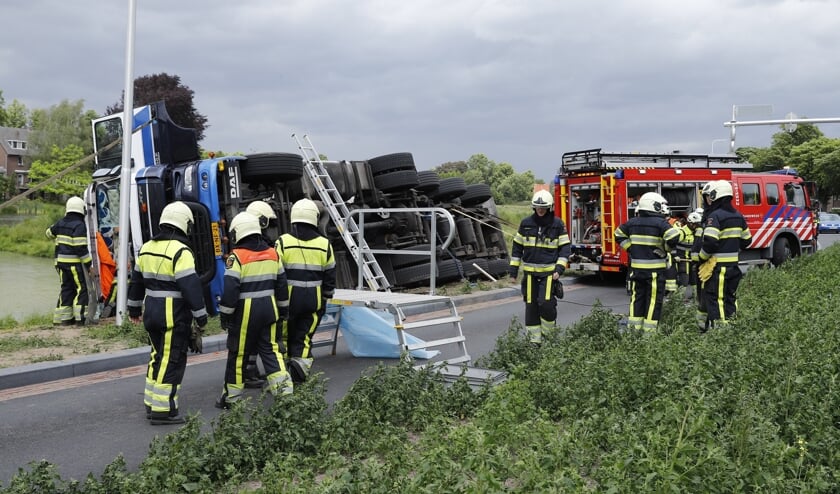 Bij een ongeval op de N324 in Grave is een chauffeur bekneld komen te zitten.