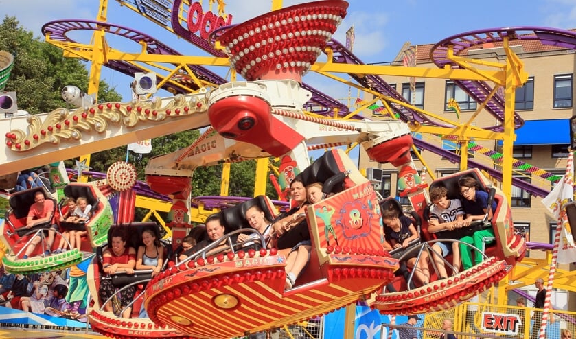 Jongeren in een attractie op de Osse kermis.