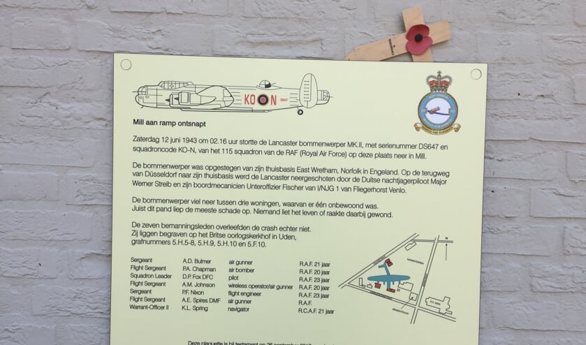 Aan de achterzijde van het gemeentehuis hangt een plaquette ter nagedachtenis aan een vliegtuigcrash uit 1943.