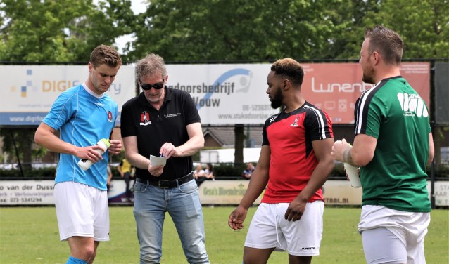 Aram Pusters overlegt met Chris van den Dungen. (Foto: Pion Steeg)