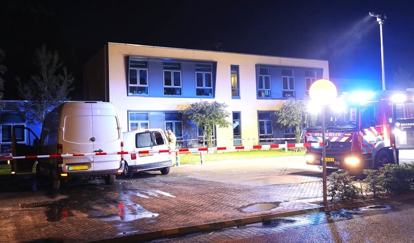 Bestelbusjes in brand in de Verdistraat. (Foto: Gabor Heeres / Foto Mallo)