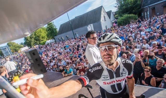 Tom Dumoulin tekent de presentielijst op het meet and greetpodium, vorig jaar tijdens Daags na de Tour.