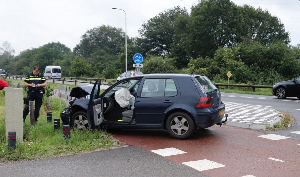 Botsing op N264 nabij Maasbrug in Oeffelt: auto's total-loss.
