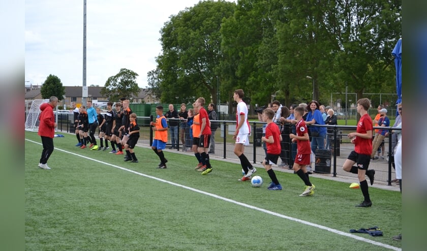Jeugdvoetballertjes uit Spanje en Cuijk trainen deze week samen op de Campus Holanda bij SIOL.