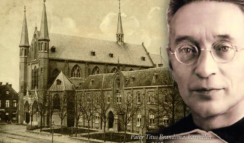 Titus Brandsma met op de achtergrond het klooster aan de Molenstraat.