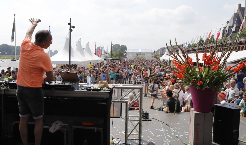 DJ Jan in actie tijdens de 'Dag van Cuijk'.