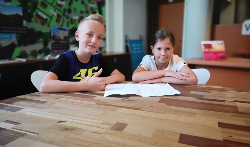 Dirk en Maxime met hun schets in het gemeentehuis.