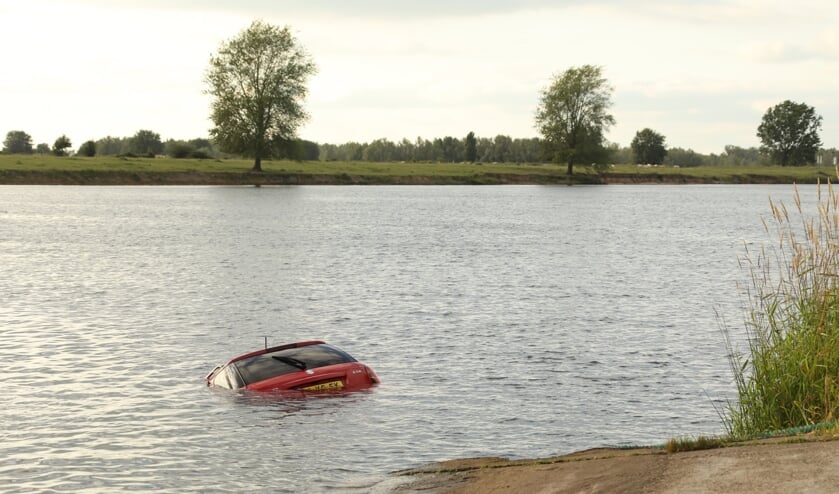 Zeer dure sanitaire stop: auto rijdt van de veerstoep af. (Foto: Gabor Heeres / Foto Mallo)