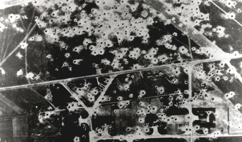 Een luchtfoto van het beschadigde vliegveld met de vele bomkraters. (bron: Heemkundekring Uden)