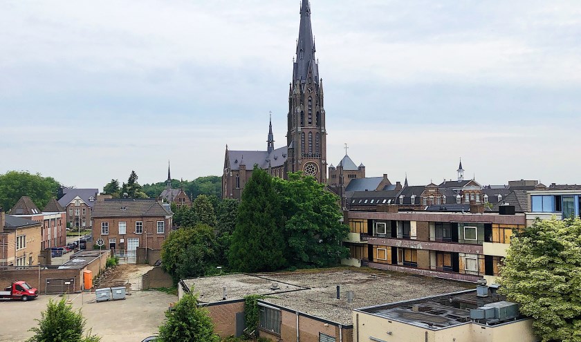 Blik vanaf het balkon. Rechts naast de kerk de verpauperde en dichtgetimmerde appartementen.