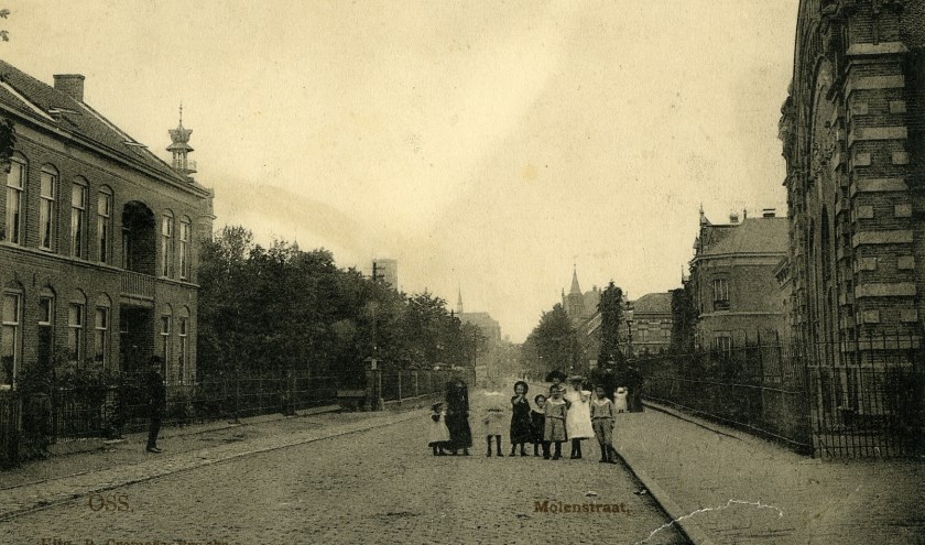 Op deze ansichtkaart uit 1904 staat De Molenstraat in Oss, gezien vanaf de kruising met de Spoorlaan. (Foto: Collectie Stadsarchief Oss)