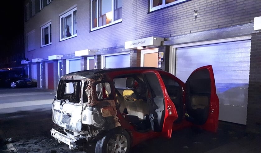 De uitgebrande auto (foto: Facebook Politie Uden)