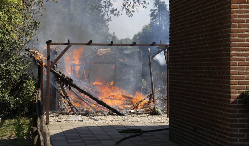 In Siebengewald is een garage volledig uitgebrand.