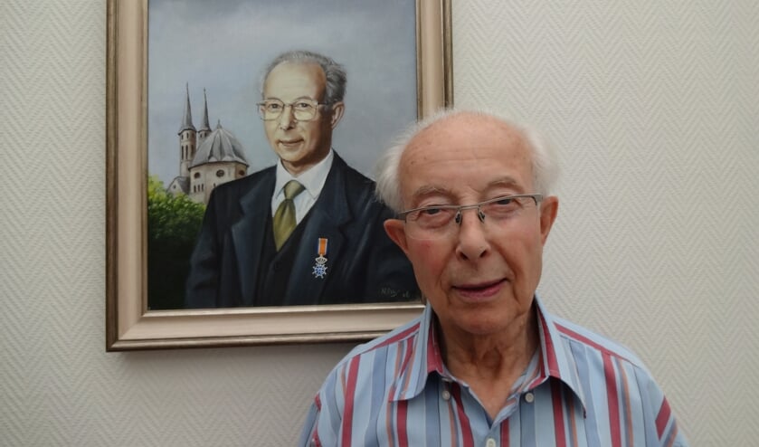Max naast zijn portret met lintje.