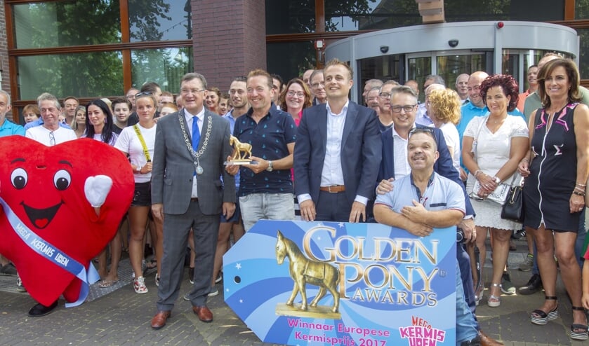 Helemaal links staat mascotte Happy. (foto: Ad van de Graaf)