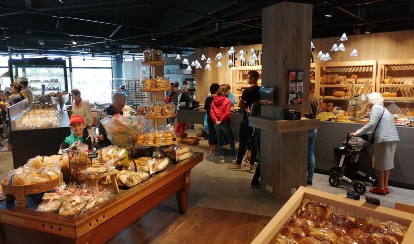 De bakkers Lamers in Winkelcentrum De Ruwert.