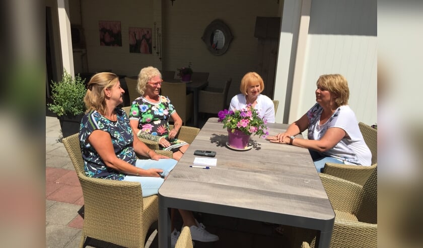 Medewerkers en vrijwilligers van De Cocon (VPTZ) in Sint Anthonis in gesprek met elkaar. 'Het is erkentelijk werk, zeker niet verdrietig.' (foto: Martijn Schwillens)