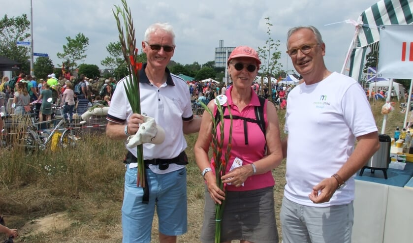 Wethouder Jan Goijaarts (rechts) ging met de Veghelse wandelaars op de foto.