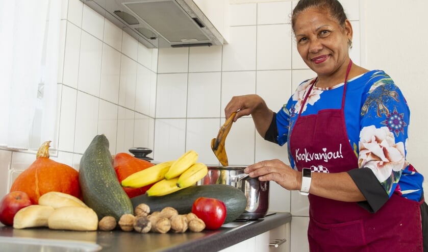 Amalia aan het kokkerellen in haar eigen keuken (foto Ad van de Graaf).