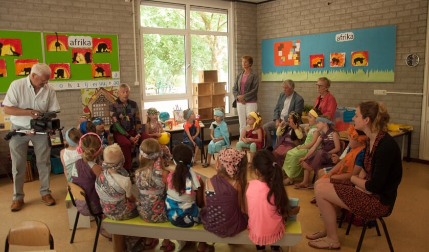 Frans ging alle klaslokalen langs om persoonlijk afscheid te nemen van de kinderen.