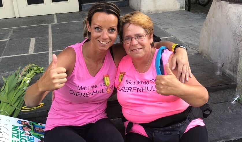 Tessa van den Heuvel en Ingrid Huibers deden vorig jaar mee. (Archieffoto: Stichting Dierenhulp)