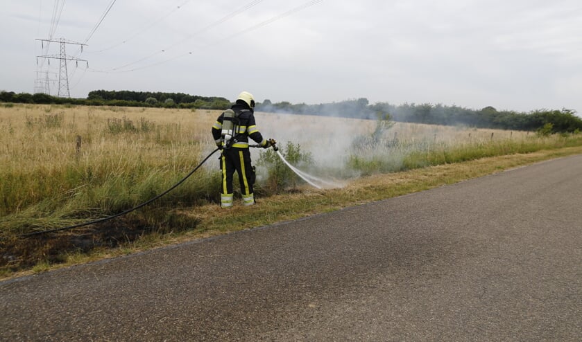 Door aanhoudende hitte en droogte heeft de brandweer vaker te maken met bermbranden.