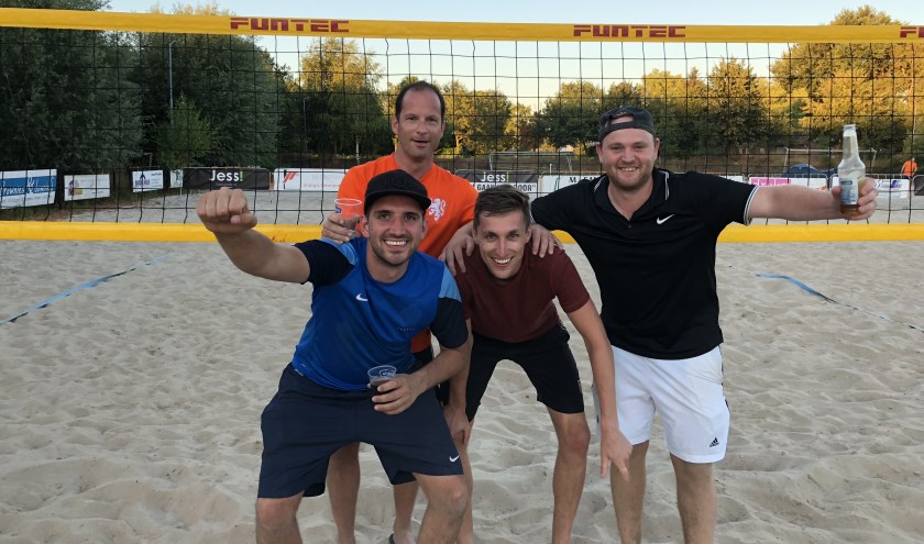 FC Vriendinnenweekend: Gerke, Paul, Laurent en Maarten wonnen afgelopen jaar het beachvolleybaltoernooi.