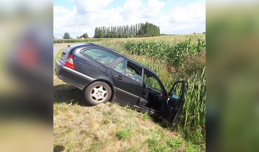Bestuurder rijdt sloot in op John F. Kennedybaan. (Foto: Facebook wijkagenten Schadewijk)