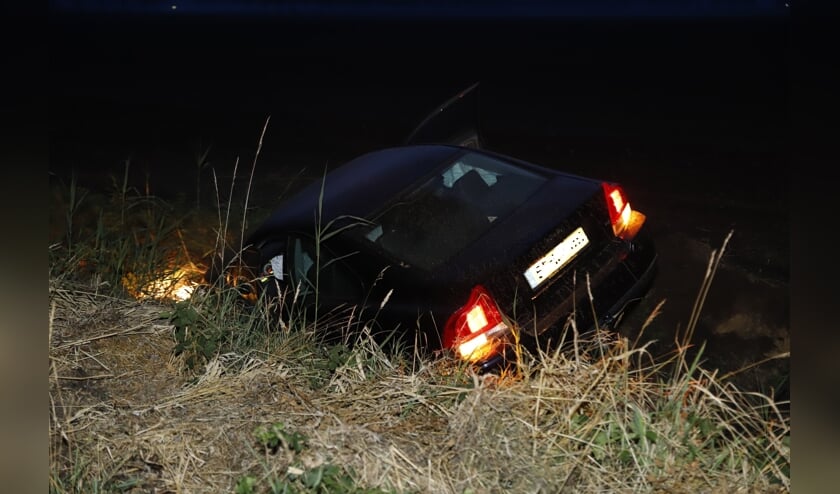 Automobiliste rijdt de sloot in bij Landhorst.