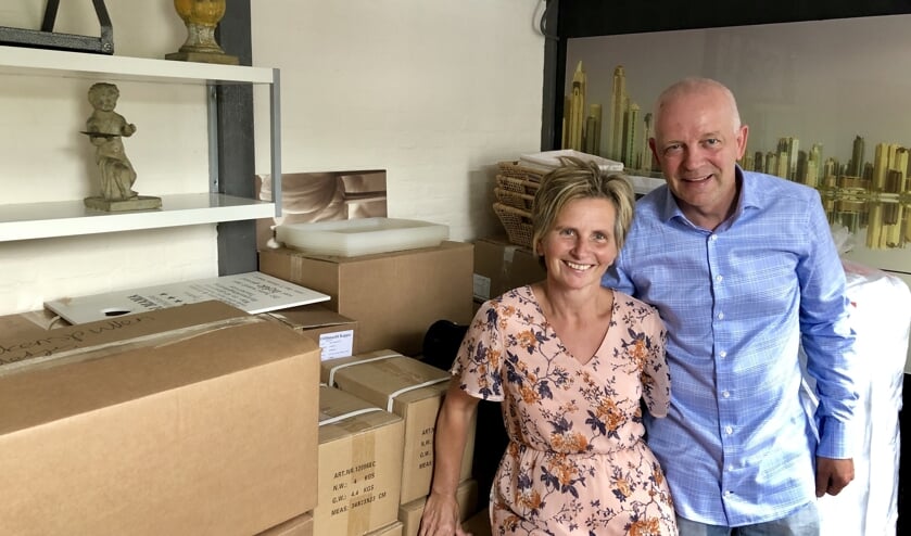 Marita en Erik tussen de verhuisdozen in hun woning in Veghel.