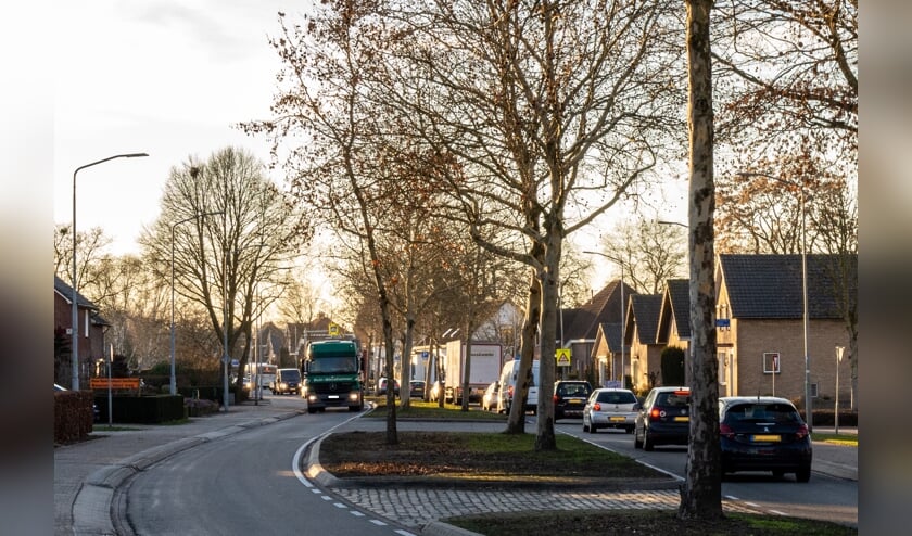 De N264 voert dwars door de dorpskern van Sint Hubert.