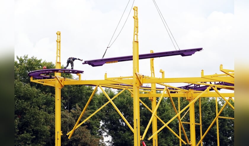 De opbouw van de achtbaan van de Osse kermis.