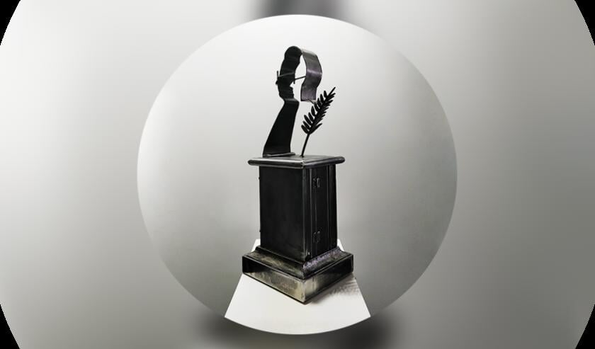 Kunstsmid Juul Baltussen heeft van het gedenkteken een schaalmodel gemaakt.