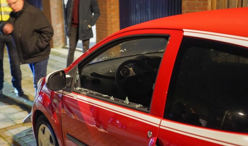 Vuurwerk ontploft in auto Oss.