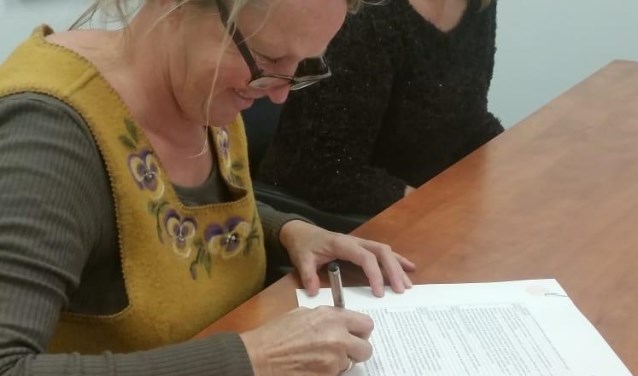 Voorzitter Mieke Kraan ondertekent oprichtingsakte Koor Fabulous! met secretaris Marion Uittenbogaart
