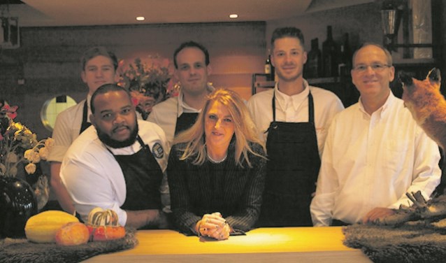 Het team van restaurant 't Vaantje, met tweede van rechts Daryl Rosengarten