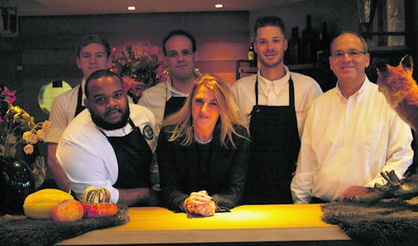 Het team van restaurant 't Vaantje, met tweede van rechts Daryl Rosengarten