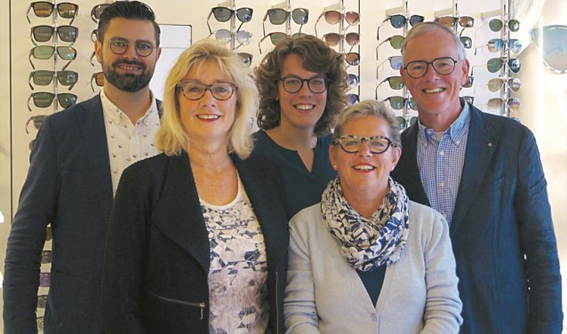 Het team van Van Dam Brillen, met v.l.n.r. René Bakker, Lucie Smeenk, Anouk van Miltenburg-Blom, Tineke en Hans van Dam