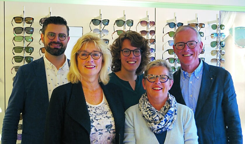 Het team van Van Dam Brillen, met v.l.n.r. René Bakker, Lucie Smeenk, Anouk van Miltenburg-Blom, Tineke en Hans van Dam