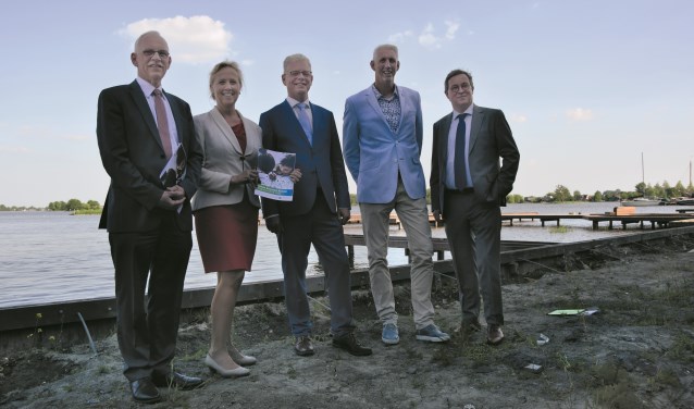 De wethouders van het nieuwe college: Kees Oskam, Inge Nieuwenhuizen, Dirk-Jan Knol, Robèrt Smits en Jan Leendert van den Heuvel
