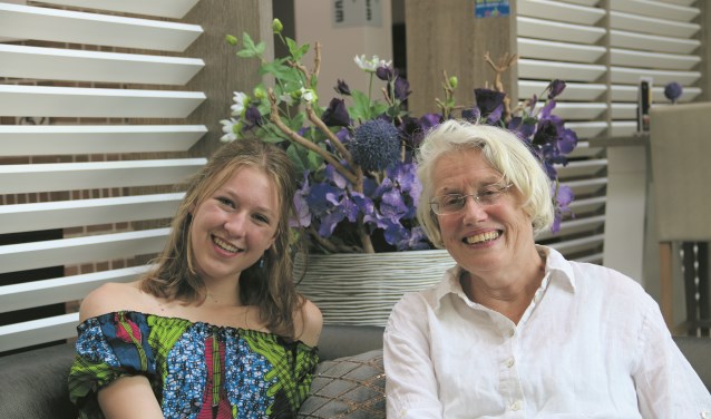 Dorpsdichters Annelie Cluistra (links) en Adriana Kool