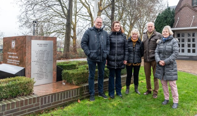 De nazaten van Aris Terlouw, bij het monument op de begraafplaats Vredehof te Bodegraven, met v.l.n.r. Bert Terlouw, Marianne Doornekamp-Terlouw, Rinie Terlouw-Deen, Ben Terlouw en Elly Terlouw-Hordijk