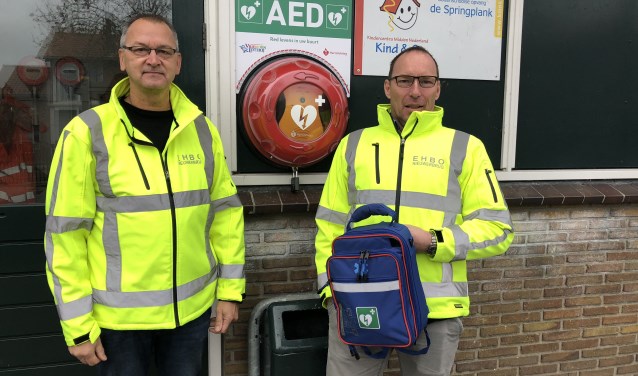 Theo Wierdsma (rechts) en Emile Hogendoorn, bestuursleden EHBO-vereniging Nieuwerbrug, zijn blij met de extra AED