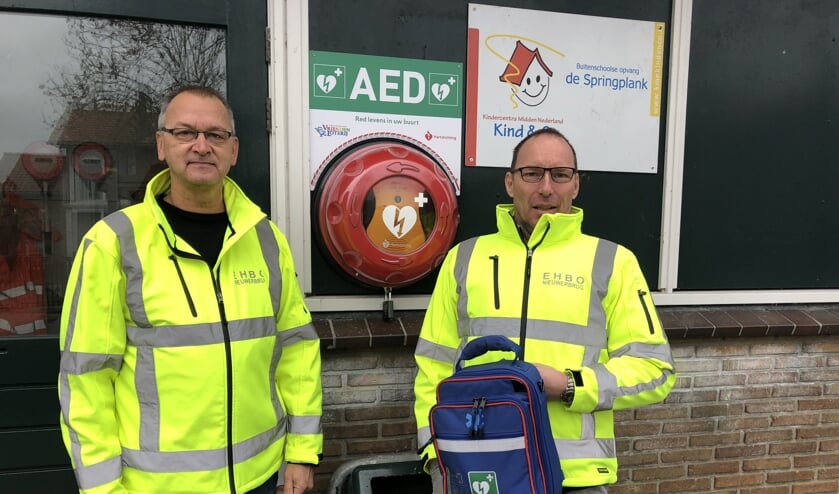 Theo Wierdsma (rechts) en Emile Hogendoorn, bestuursleden EHBO-vereniging Nieuwerbrug, zijn blij met de extra AED