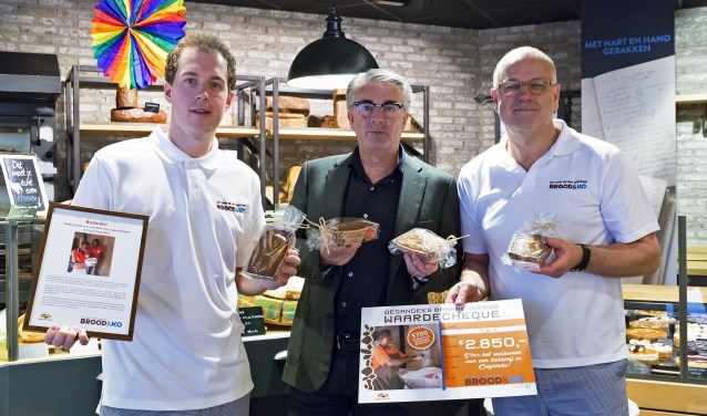 Stefan en Ko overhandigen de cheque aan Johan Pater van Bake for Live