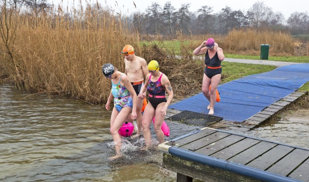 De start voor de 200 meter Ice Swim