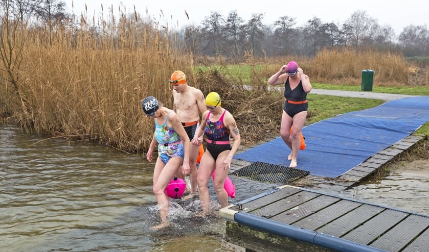 De start voor de 200 meter Ice Swim