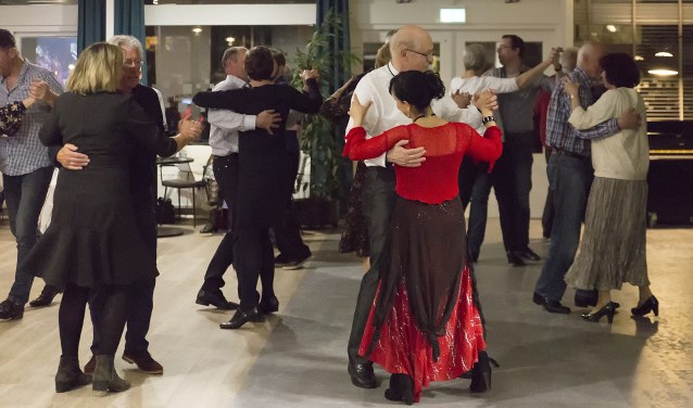 De nieuwe vloer in de ontmoetingszaal van Rijngaarde is enthousiast ingewijd